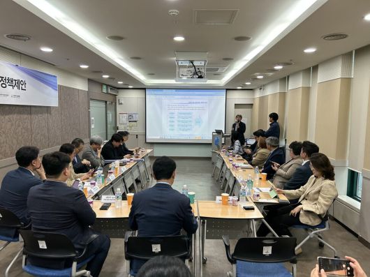 13일 서울 여의도 이룸센터에서 열린 ‘사회적기업 역할 강화를 위한 5대 정책제안’ 발표회에서 이준우 사회적기업학회 회장이 발표하고 있다.