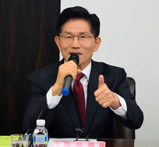 김문수 국민의힘 대통령 후보가 19일 서울 중구 부영 태평빌딩에서 열린 대한노인회 간담회에서 인사말을 하고 있다. 공동취재사진