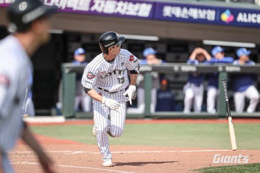 롯데 자이언츠 전민재가 18일 부산 사직 야구장에서 열린 2025시즌 프로야구 KBO리그 삼성 라이온즈와 경기에서 5회말 쓰리런을 터트리고 있다. 롯데 자이언츠 제공