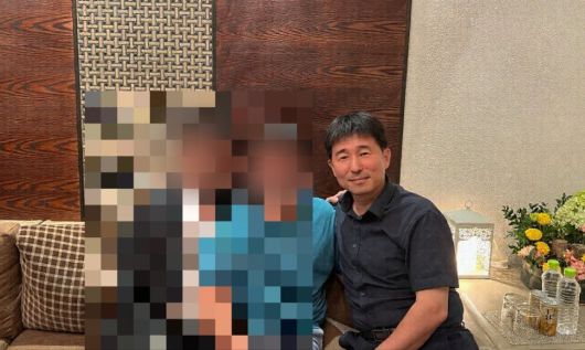 더불어민주당이 지귀연 부장판사 향응 접대 의혹을 제기하며 19일 공개한 사진. 지 부장판사(가장 오른쪽)가 동석자 두 명과 앉아있다. 민주당 제공