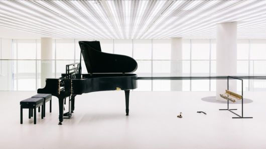 서울 평창동 서울시립미술아카이브에서 지난 3월부터 열리고 있는 기획전 ‘우리는 끊임없이 다른 강에 스며든다’의 전시장 모습. 낡은 피아노를 활용한 권은비 작가의 설치 작품 ‘폐허의 잔해로 직조한 시’가 보인다. 서울시립미술관 제공