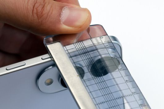 삼성전자 ‘갤럭시 S25 엣지’ 두께를 자로 측정하는 모습. 연합뉴스