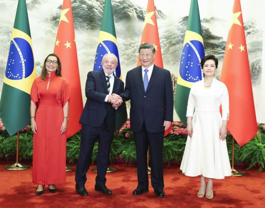 (왼쪽부터) 호안젤라 다 시우바 대통령 부인, 룰라 브라질 대통령, 시진핑 중국 국가주석, 펑리위안 주석 부인이 5월13일 중국 베이징에서 열린 정상회담에 앞서 기념사진을 찍고 있다. 사진/EPA 신화통신
