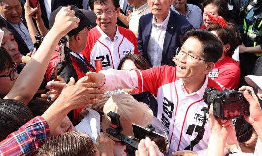 김문수 국민의힘 대통령 후보가 20일 서울 서초구 고속터미널 앞 광장에서 지지자들과 악수하고 있다. 윤운식 선임기자