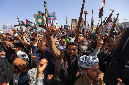 16일(현지시각) 예멘 수도 사나에서 친이란 예멘 후티 반군들이 이스라엘과 미국을 규탄하는 집회에서 소총을 휘두르며 환호하고 있다. 사나/AFP 연합뉴스