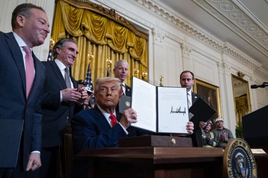 도널드 트럼프 미국 대통령이 지난달 8일 워싱턴 백악관에서 리 젤딘 미국 환경보호청장, 더그 버검 내무부 장관, 크리스 라이트 에너지부 장관, 윌 샤프 백악관 문서담당비서관과 함께 석탄 채굴 확대 등의 내용을 담은 행정명령에 서명하고 있다. 워싱턴/UPI 연합뉴스