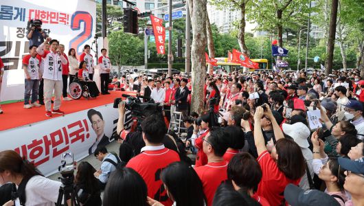 김문수 국민의힘 대선 후보가 20일 오후 서울 송파구에서 열린 ‘송파를 새롭게’ 유세에서 유권자들에게 지지를 호소하고 있다. 20250520