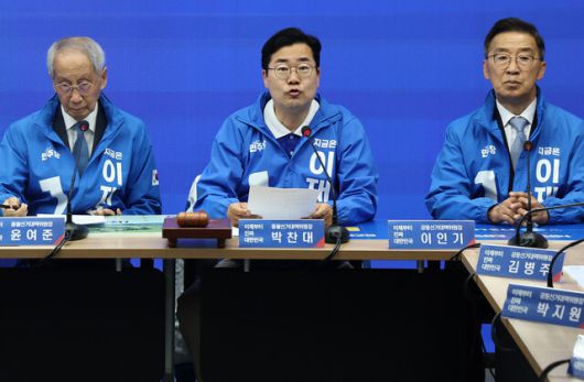 박찬대 더불어민주당 중앙선거대책위원회 상임 총괄선대위원장이 21일 서울 여의도 당사에서 열린 중앙선거대책위원회의에서 발언하고 있다. 연합뉴스