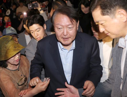 윤석열 전 대통령이 21일 서울 메가박스 동대문에서 다큐멘터리 영화 ‘부정선거, 신의 작품인가’를 관람한 뒤 상영관을 나서고 있다. 공동취재사진