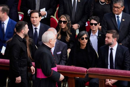 지난 18일(현지시각) 바티칸 성 베드로 광장에서 열린 레오 14세 교황 즉위 미사에 참석한 볼로디미르 젤렌스키 우크라이나 대통령(앞줄 왼쪽)이 마코 루비오 미국 국무장관(둘째 줄 왼쪽 두번째)과 제이디 밴스 미국 부통령(첫째 줄 오른쪽 끝) 쪽으로 걸어오고 있다. AFP연합뉴스