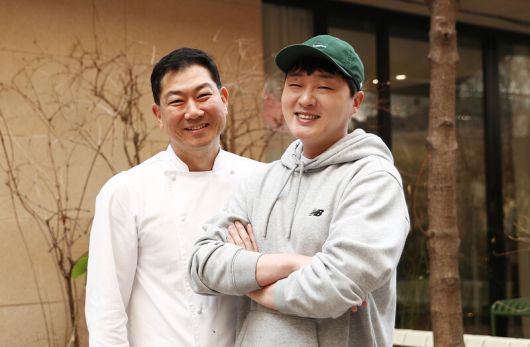 파인다이닝 레스토랑 ‘레스쁘아’를 운영하는 임기학 셰프(왼쪽)와 조광효씨. 박미향 기자