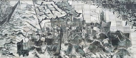 이순신 바다공원 광장 벽면의 타일 벽화. 이순신 장군이 전사하는 장면을 담고 있다.