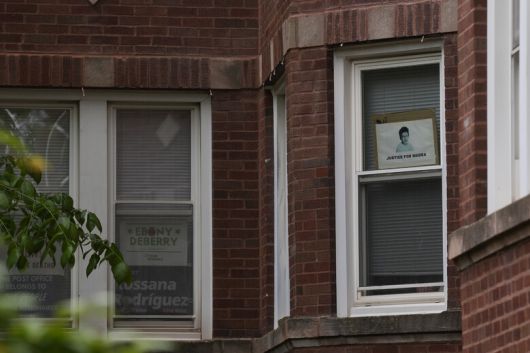 미국 워싱턴디시에서 발생한 이스라엘 대사관 직원 총격 사건의 용의자인 로드리게즈의 집 창가에 ‘와데아를 위한 정의’라고 쓰인 포스터가 붙어 있다. 팔레스타인계 미국인 소년인 와데아 알 파유메는 2023년 10월14일 일리노이주 자신의 집에서 증오 범죄자에게 26차례 칼에 찔려 살해당했다. 살해범은 살인 및 증오범죄로 기소되어 53년의 징역형을 선고받았다. AP연합뉴스