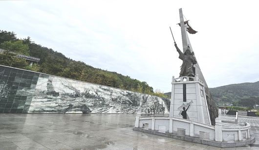 이순신 바다공원 광장에 있는 상징조형물. 판옥선 위에서 힘차게 지휘하는 이순신 장군의 역동적인 모습과 뒤를 따르는 수군의 모습을 담고 있다.