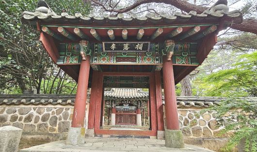 관음포에서 전사한 이순신 장군의 주검을 뭍으로 올려서 처음 눕힌 곳에 세운 사당인 이락사. 이순신 장군이 순국한 곳이라는 뜻으로 ‘이락사’라는 이름을 갖게 됐다.