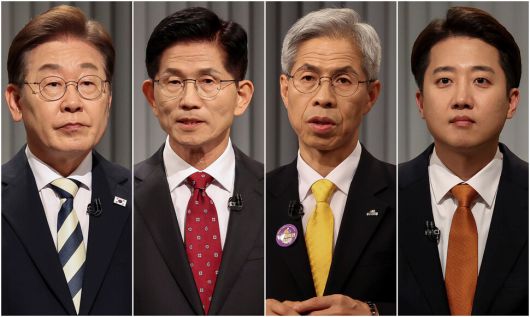 23일 저녁 서울 영등포구 KBS본관 스튜디오에서 열린 중앙선거방송토론위원회 주관 제21대 대통령선거 2차 후보자토론회 시작에 앞서 각 후보들이 준비를 하고 있다. (왼쪽부터) 이재명 더불어민주당, 김문수 국민의힘, 권영국 민주노동당, 이준석 개혁신당 대통령 후보. 국회사진기자단