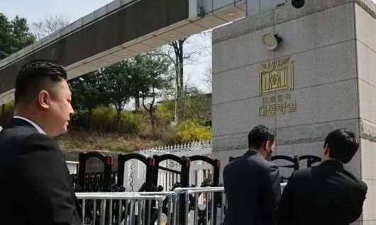 지난 4월16일 대통령실 압수수색을 시도 중인 경찰이 서울 용산 대통령실 청사 민원실 출입구로 들어서고 있다. 대통령실사진기자단