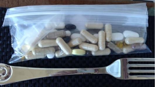 영생을 꿈꾸는 커즈와일이 아침에 먹는 영양제 30알. 파이낸셜 타임스에서 인용