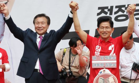 김문수 국민의힘 대통령 후보(오른쪽)가 22일 경기 광명시 철산로데오거리에서 열린 유세에서 손학규 전 바른미래당 대표와 함께 시민들에게 인사하고 있다. 공동취재사진