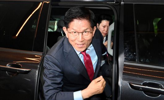 김문수 국민의힘 대통령 후보가 23일 오전 서울 중구 더플라자호텔에서 열린 제3회 국가와 민족을 위한 조찬기도회에 참석하기 위해 차에서 내리고 있다. 공동취재사진