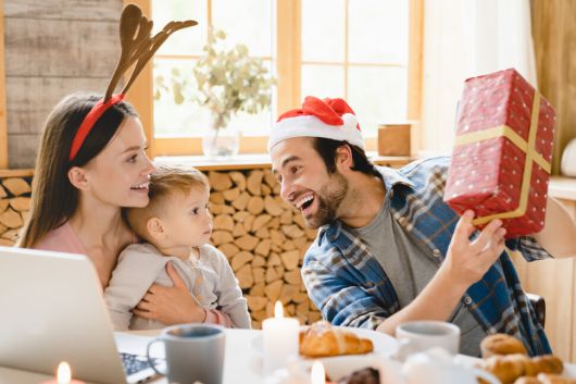 “우리는 시장경제라는 교환의 논리의 한복판에서 증여를 성립시키기 위해 산타클로스를 발명했다.” 게티이미지뱅크