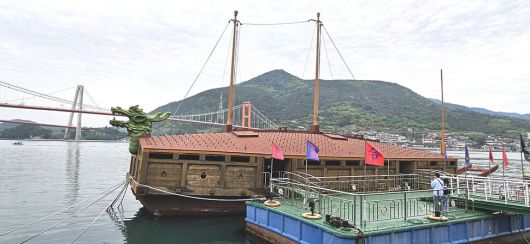 남해충렬사 앞바다를 지키는 거북선.