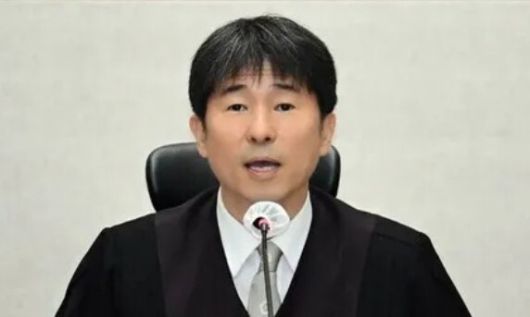 지귀연 부장판사가 지난달 21일 오전 서울 서초구 서울중앙지법 417호 법정에서 열린 윤석열 전 대통령의 내란 우두머리 혐의 재판을 하기 전 언론 공개에 대해 발언을 하고 있다. 사진공동취재단