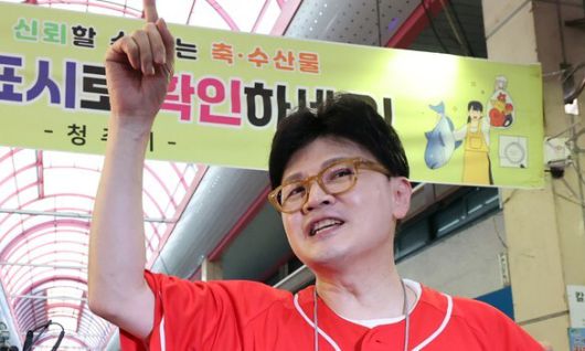 한동훈 전 국민의힘 대표가 22일 청주 육거리시장을 찾아 김문수 대선 후보의 지원 유세를 하고 있다. 연합뉴스