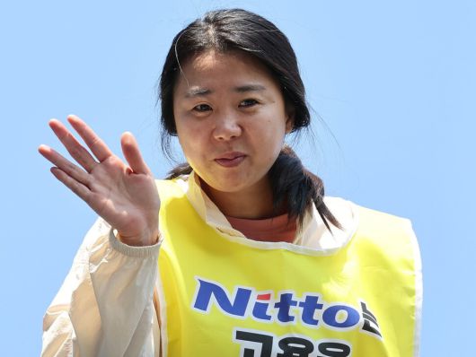 박정혜씨가 2025년 5월12일 경북 구미의 옵티칼하이테크 옥상에서 내려온 취재진을 향해 손 흔들고 있다. 백소아 기자