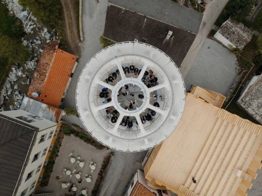 건물은 32명을 수용할 수 있으며 맨 위층엔 공연 무대가 있다. 오리겐문화재단 제공