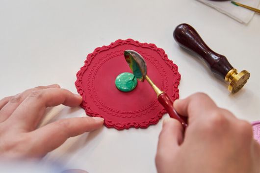 왁스를 녹여 자기만의 실링왁스 작품을 만드는 데는 섬세한 손놀림이 필요하다. 정성을 다해 만든 실링왁스 작품은 행복감을 선사한다. 염서정 스튜디어 어댑터