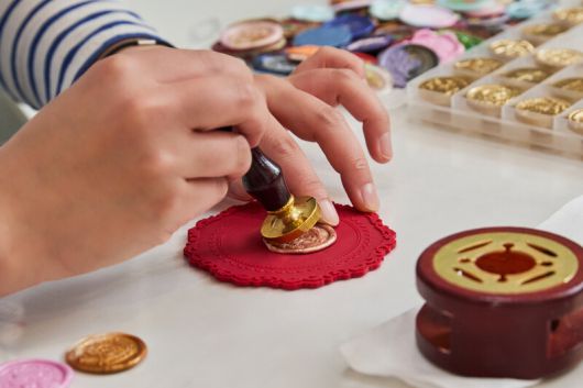 왁스를 녹여 자기만의 실링왁스 작품을 만드는 데는 섬세한 손놀림이 필요하다. 정성을 다해 만든 실링왁스 작품은 행복감을 선사한다. 염서정 스튜디어 어댑터