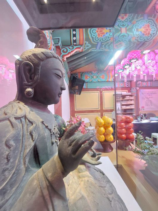 충남 서산 부석사 설법전의 유리장 안에 봉안된 금동관세음보살좌상을 옆면에서 바라본 모습. 개금을 하지 않아 인간미 넘치는 얼굴의 후덕한 표정과 화마에 할퀴인 듯 곳곳이 벗겨지고 닳은 양손 손가락의 모습이 도드라지게 눈에 들어온다. 노형석 기자