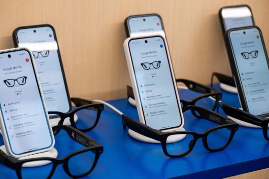 지난 20일(현지시각) 미국 캘리포니아 마운틴뷰에서 열린 구글 연례 개발자 콘퍼런스 ‘I/O 2025’에서 구글의 인공지능(AI) 제미나이가 탑재된 안드로이드 기반 확장현실(XR) 스마트안경의 시제품이 전시되고 있다. AFP 연합뉴스