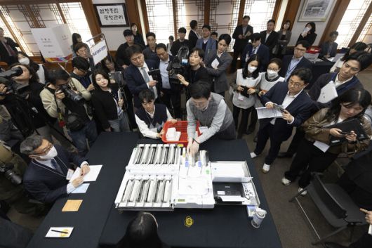 지난 10일 오후 경기 과천시 중앙선거관리위원회에서 열린 제21대 대통령 선거 투·개표 절차 시연회에서 선관위 직원들이 투표지 분리기로 시연을 하고 있다. 공동취재사진