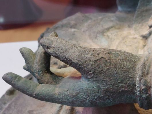 금동관세음보살좌상의 왼쪽 손 부분. 불에 그을리고 곳곳이 벗겨져 마치 화상을 입은 듯한 느낌을 준다. 불상이 방화 등의 약탈 상황에서 옮겨졌을 가능성을 짙게 하는 방증·근거로 꼽을 수 있다. 부석사 설법전에 봉안됐을 당시 확대 촬영한 모습이다. 노형석 기자