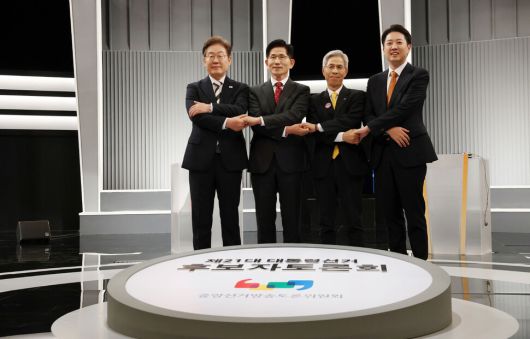 23일 저녁 서울 영등포구 한국방송(KBS) 본관 스튜디오에서 열린 중앙선거방송토론위원회 주관 제21대 대통령선거 2차 후보자토론회 시작에 앞서 후보들이 기념사진을 찍고 있다. (왼쪽부터) 이재명 더불어민주당, 김문수 국민의힘, 권영국 민주노동당, 이준석 개혁신당 대통령 후보. 국회사진기자단