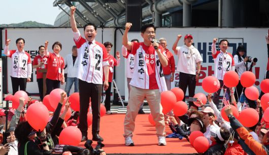 김문수 국민의힘 대선후보가 25일 충남 보령시 대천역 광장 앞에서 선거 유세에 나서고 있다. 공동취재사진
