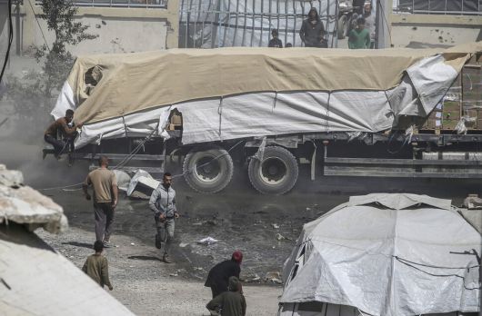 25일(현지시각) 인도주의 물품을 실은 구호 트럭이 알 라시드 도로를 따라 가자시티로 진입하고 있다. 가자시티/EPA 연합뉴스