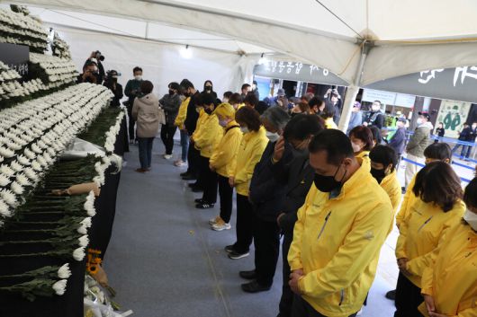 2022년 10월31일 세월호 유가족들이 서울 용산구 녹사평역에 차려진 이태원 참사 희생자들의 합동분향소를 찾아 묵념하고 있다. 윤운식 선임기자 yws@hani.co.kr