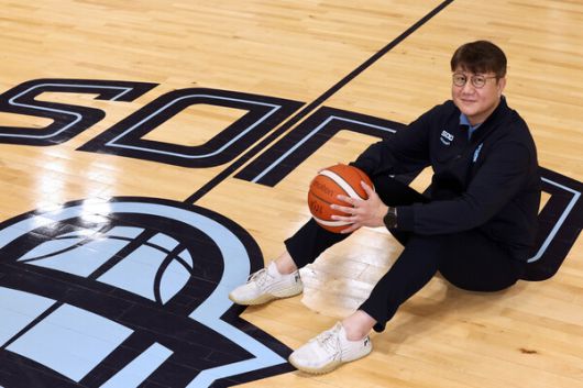 손창환 프로농구 고양 소노 신임 감독이 21일 오후 고양 일산서구 고양소노아레나에서 한겨레신문과 인터뷰하기에 앞서 자세를 취하고 있다. 김영원 기자 forever@hani.co.kr