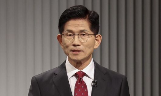 국민의힘 김문수 대선후보가 23일 서울 영등포구 여의도 KBS 스튜디오에서 열린 중앙선거방송토론위원회 주관 제21대 대통령선거 후보자 토론회에 앞서 준비를 하고 있다. 국회사진기자단