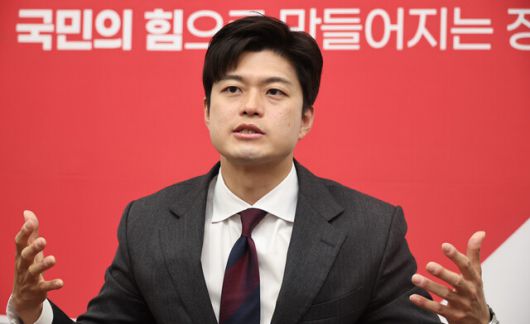 김용태 국민의힘 비상대책위원장이 27일 국회에서 인터뷰하고 있다. 윤운식 선임기자 yws@hani.co.kr