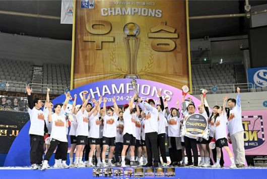 에스케이 슈가글라이더스 선수들이 4월 서울 올림픽공원 핸드볼경기장에서 열린 2024~2025 핸드볼 H리그 여자부 챔피언결정전에서 우승한 뒤 기뻐하고 있다. 한국핸드볼연맹 제공