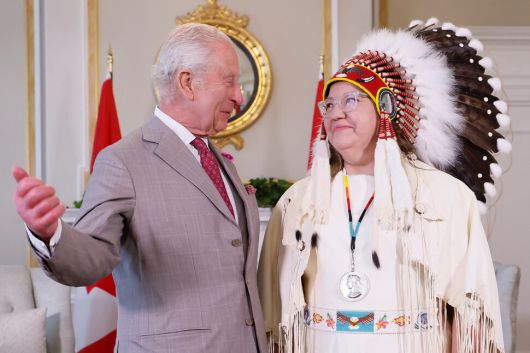 찰스 3세 영국 국왕이 26일(현지시각) 캐나다 온타리오주 오타와에서 신디 우드하우스 네피낙 원주민 의회 의장을 만나고 있다. 오타와/로이터 연합뉴스