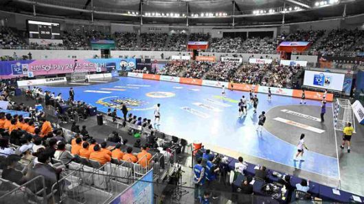 4월 서울 올림픽공원 핸드볼경기장에서 열린 2024~2025 핸드볼 H리그 여자부 챔피언결정전에서 에스케이와 삼척시청 선수들이 경기하고 있다. 한국핸드볼연맹 제공