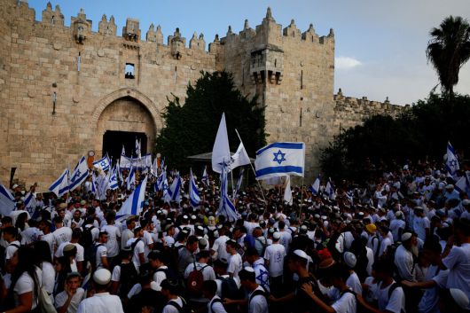 26일(현지시각) 이스라엘 예루살렘에서 다마스쿠스 문 옆에서 구시가지로 가기 위해 이스라엘 우익 세력들이 깃발을 들고 모여들고 있다. 예루살렘/로이터 연합뉴스