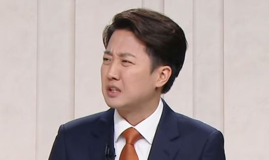 이준석 개혁신당 대통령 후보가 27일 서울 마포구 상암동 문화방송(MBC) 스튜디오에서 열린 정치 분야 토론회에서 발언하고 있다. 에스비에스(SBS) 유튜브 갈무리