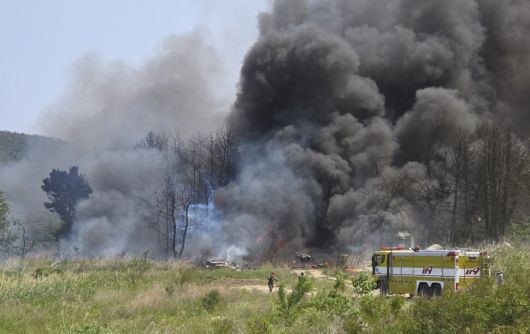 29일 오후 1시52분께 경북 포항시 남구 신정리 포항공항 인근 야산에서 해군 초계기가 추락해 검은 연기가 치솟고 있다. 연합뉴스