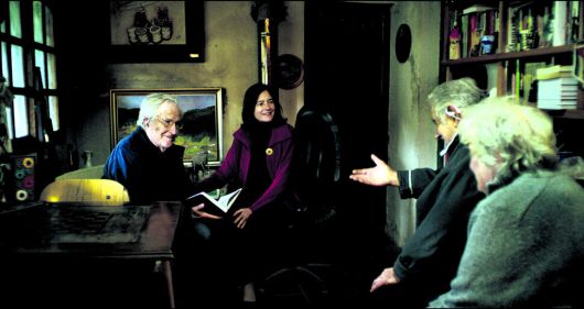 2017년 7월, 호세 무히카(오른쪽 두번째)가 노엄 촘스키(맨 왼쪽)에게 남미 혁명가 체 게바라가 볼리비아에서 체포돼 암살당할 당시 지니고 있던 일기의 사본을 선물하고 있다. 시대의창 제공